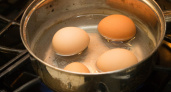 Почему яйца после варки нельзя класть в холодную воду. Запомните на всю жизнь