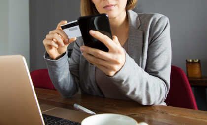 Жительница Ельца четыре месяца снимала деньги со счета бывшего партнера